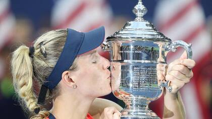 Angelique Kerber con el trofeo del US Open, su segundo Grand Slam del año