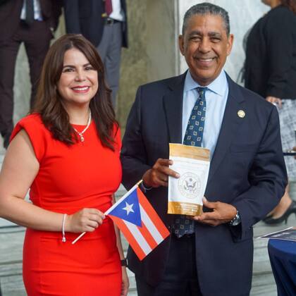 Angelique Sina, fundadora de Panorama Farm, y Pablo Hernández Rivera durante la presentación del café boricua que se vende en el Congreso de EE.UU.