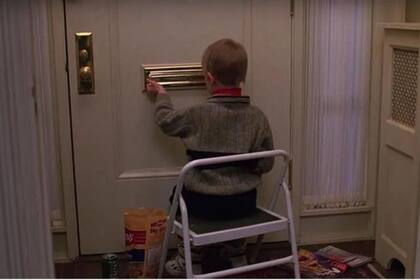 Un joven Macaulay Culkin cuidando su casa en la película Uncle Buck, que inspiró a su director John Hughes a escribir posteriormente el guion de Mi pobre angelito