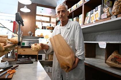 Angelo Arrigoni y su relación con Francisco: "Estudiamos el pan que se elabora en Argentina y exploramos algunas fórmulas. Pero no hizo falta. Nos dijo: ‘A mí me traen lo que haya, lo que sobre’. Dice mucho de él, ¿no?” (Photo by Andreas SOLARO / AFP)