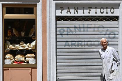 Angelo baja definitivamente la persiana de Panificio Arrigoni, . (Photo by Andreas SOLARO / AFP)