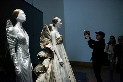 Los diseños celestiales de Angelo Doro y Roberto Capucci