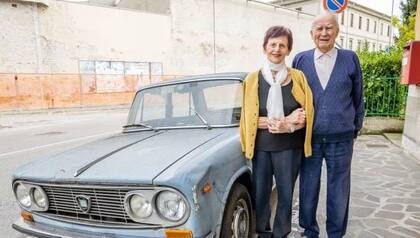 Angelo Fregolent posa junto a su esposa al lado del auto que se convertirá en un monumento en Conegliano