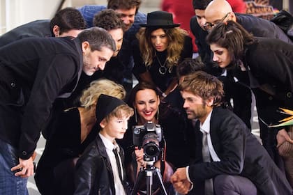 Angelo, junto a sus padres y los actores del film revisan la escena final