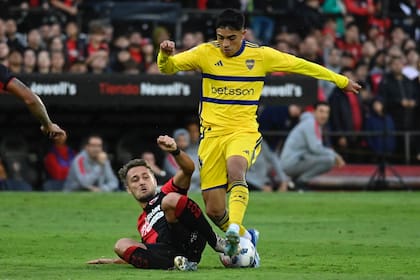 Angelo Martino intenta frenar el avance de Luca Langoni, autor del segundo gol de Boca ante Newell's