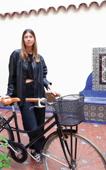 Angie Bianchi posa en el pintoresco patio de su casa.