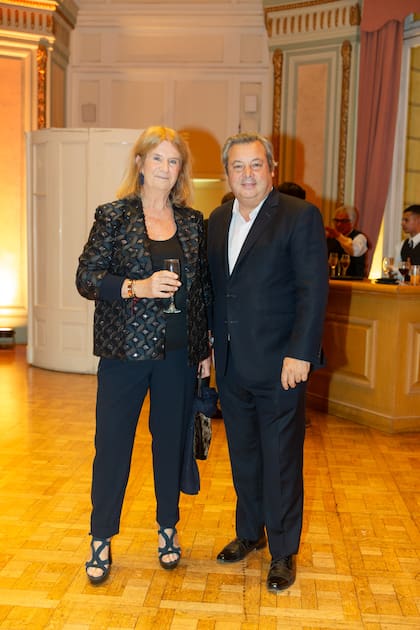 Angie Frias (con conjunto de su marca, Unützer) y Hernán Terramagra, dueño de la joyería Santino; (con traje de Hugo Boss).