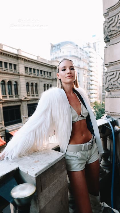 Angie Landaburu con su outfit de desfile (Foto: Instagram/@angelitalc)