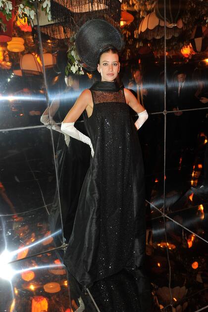 Angie Landaburu en un diseño de Pablo Ramírez especial para el Grand Prix. La gala anual está inspirada en los premios hípicos europeos y tiene un dress code que este año fue optativo: fascinators para las mujeres.