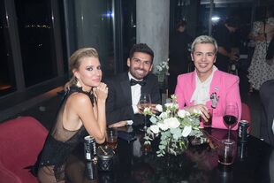 Angie Landaburu, muy sensual con un diseño de Adrián Brown, y su nuevo novio, Augusto Marini, eligieron una de las mesas interiores para hablar con Santiago Artemis, que lució un traje vintage con una blusa de su marca y un colorido aplique de Gucci.