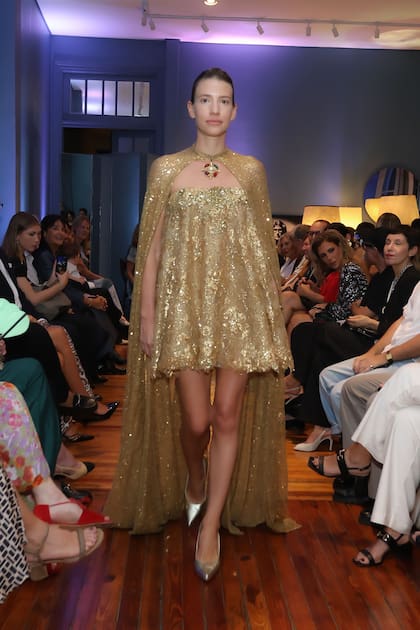 Angie Landaburu sobre la pasarela. El desfile de Adrián Brown fue la apertura de la 66° edición de Argentina Fashion Week