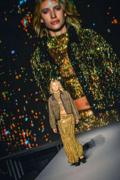 Angie Landaburu sobre la pasarela en la apertura de la semana de la moda porteña
