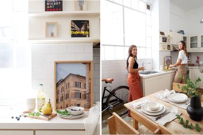 Angie y Carola en el corazón de la casa. Las fotos enmarcadas fueron tomadas por Angie en un viaje que hicieron juntas a Roma y Mallorca.