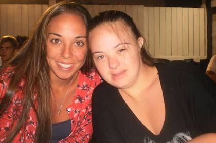 Angie y María, su hermana mayor odontóloga, quien la impulsó y motivó para que comience esta carrera y la invitó a trabajar en su consultorio. Foto: Facebook