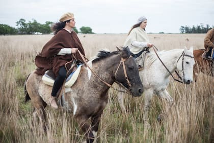 Angie y su hija Josefina lideran las cabalgatas dentro del campo.