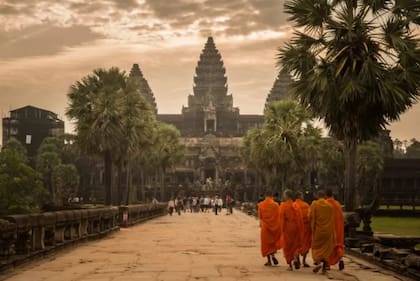 Angkor Wat es un complejo de templos en Camboya. Es uno de los monumentos religiosos más grandes del mundo. Inicialmente se construyó como un templo hinduista, pero posteriormente fue transformado en uno budista.