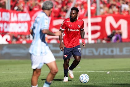 Angulo ante Martirena, los autores de ambos goles del clásico