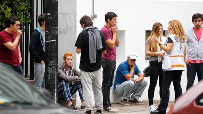 angustiosa espera. En la puerta del Hospital Fernández, un grupo de jóvenes espera noticias sobre el estado de salud de uno de sus amigos, que estuvo anteayer en la fiesta Time Warp;
una especialista del equipo de asistencia a las víctimas trata de contenerlos. Además, muchas personas se acercaron