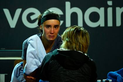 Anhelina Kalinina, entre lágrimas, instantes antes de abandonar por una lesión; su retiro generó abucheos del público, que había esperado mucho la final a raíz de las lluvias.