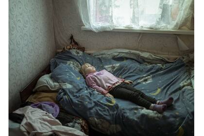 Anhelina, una niña de seis años que sufre estrés postraumático tras un ataque ruso a su casa en Ucrania.