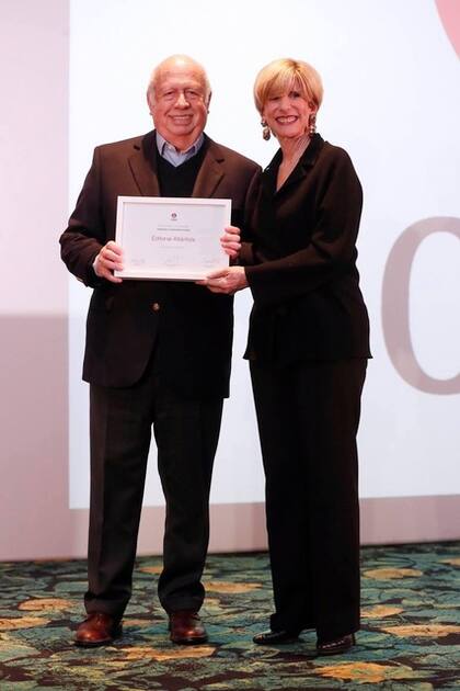 Ani con Jorge Luján Gutiérrez de Editorial Atlántida entregando uno de los premios COAS a la Solidaridad