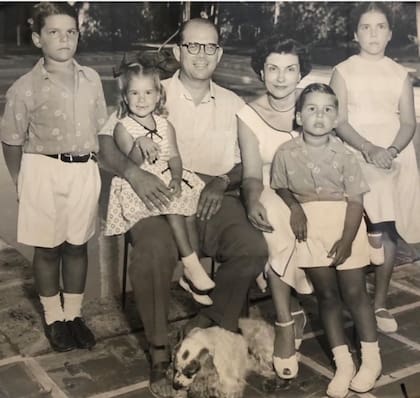 Ani Mestre, su infancia en Cuba, junto a su padre Goar Mestre y su familia