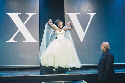 Ani –que completó su look de cumpleaños con zapatillas– hace su entrada triunfal tras abrirse una de las pantallas gigantes que adornaban el salón. Orgulloso y emocionado, la espera su papá.