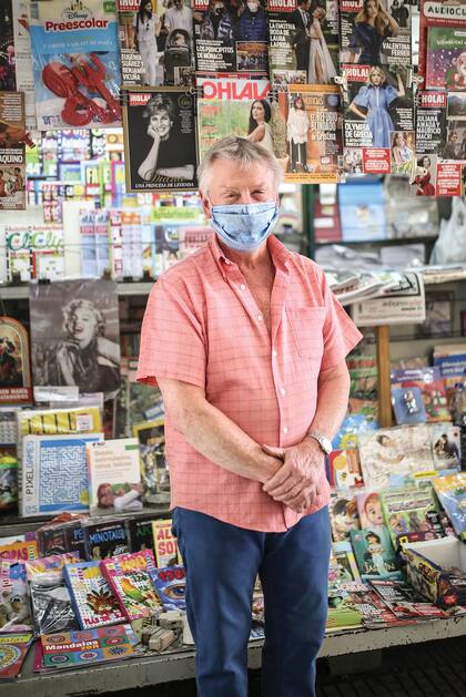 Aníbal (73) ¿Qué es lo que más te gusta de ser canillita? “Imaginate que hace muchos años que estoy en esta parada y vi cómo fue cambiando el barrio. Genera un poco de nostalgia”.