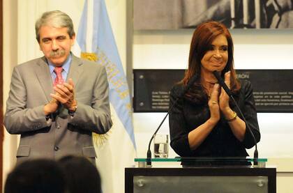 Aníbal aplaudiendo a Cristina