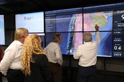 Anibal Fernandez en el centro de monitoreo y comité de crisis por los cortes de luz