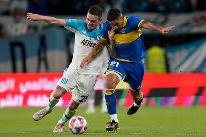 Aníbal Moreno lucha por la pelota con Ezequiel Fernández en la final de la Supercopa con Boca jugada en Abu Dhabi.