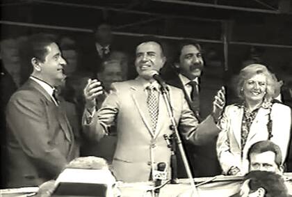 Aníbal ríe con Duhalde y Menem