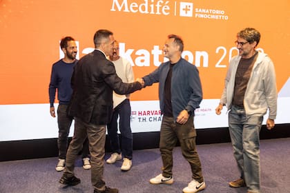 Aníbal Troisi felicita a los 4 integrantes del equipo Luuma, ganador del primer premio del Hackathon 2026.