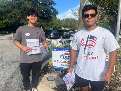 Aníbal Valencia (de blanco), un venezolano que vota para Trump hace campaña para Chris Eddy (La Nación)