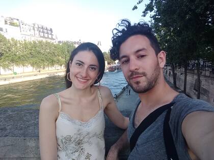 Aníbal y Renata disfrutando del aire libre antes de la cuarentena. La pareja contrajo el virus del dengue en su departamento