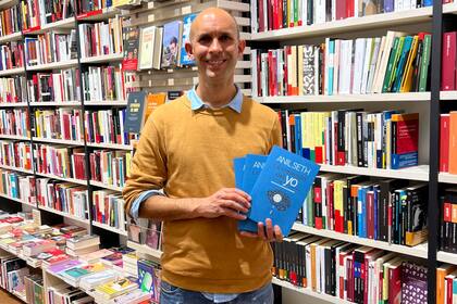 Anil Seth con su último libro, La creación del yo