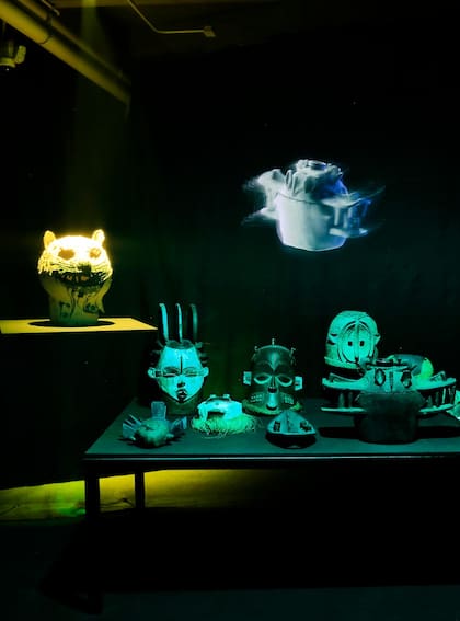 Animación de Mateo Amaral en la muestra de Fundación Andreani, inspirada en su colección de máscaras