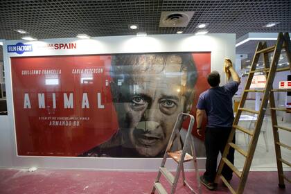 Animal, de Armando Bo, de inminente estreno en nuestro país, muestra el desencajado rostro de Guillermo Francella en uno de los pabellones de ventas cinematográficas de Cannes
