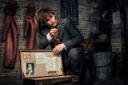 Eddie Redmayne como Newt Scamander, con su valija repleta de criaturas mágicas