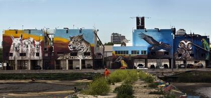 Animales en gran escala, el aporte de Alfredo Segatori que le cambia la cara al paisaje del puerto arenero
