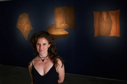 "Ánimo mineral" reúne pinturas y acuarelas de Lucía Sorans realizadas con suelos recolectados en diversas zonas geográficas