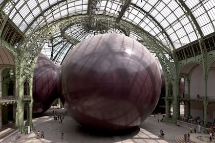 Con "Leviathan", una escultura de 120 metros de altura –en alusión a la bestia bíblica–, Kapoor creó una pieza que parece más grande que el espacio en el que está. Una ilusión óptica e hipnótica