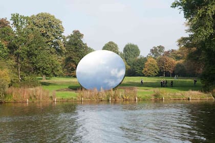 Sky Mirror –que se instaló en el exterior del teatro en Wellington Circus, en Nottingham, Inglaterra– es una superficie de acero inoxidable inclinada que refleja en la tierra al cielo