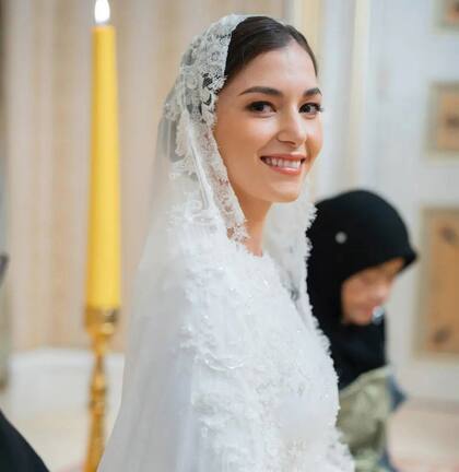 Anisha Isa es nieta de Isa bin Ibrahim, quien ocupó importantes cargos en el gobierno de Brunéi.