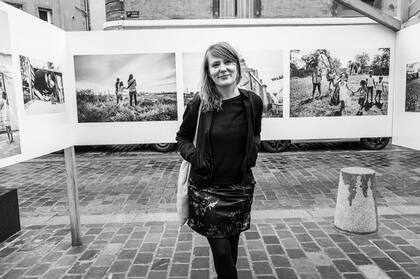 Anita, en una exposición en Francia. La muestra la llamó “ Tierras para vivir” y trata de la emergencia habitacional en el AMBA.