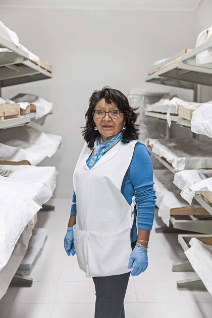 Anita Flores, ayudante de laboratorio en el depósito de restos bioarqueológicos, donde aguardan varias momias para ser documentadas.