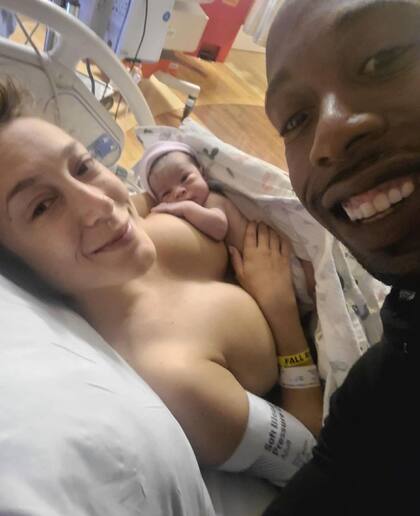 Anita junto a su pareja, Brian, y su hija Bendi Aissa. La beba nació por parto natural y pesó 2,871 kg