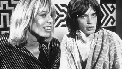 Anita Pallemberg junto a Mick Jagger, en la filmación de la película Performance