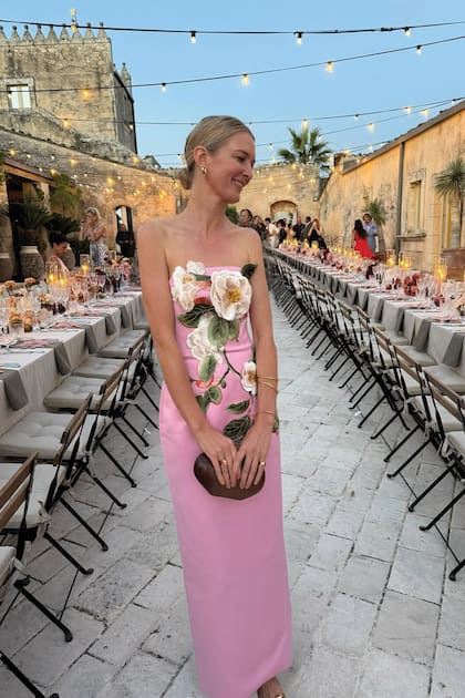 Anita Patrickson optó por un strapless de Leo Lin con grandes flores aplicadas y un clutch de Amanu Studio.