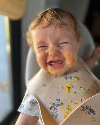 Anita probó su primera papilla y la experiencia término en un divertido enchastre